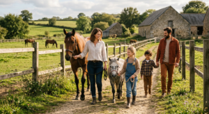 Une famille avec enfants préparant une balade à poney et cheval dans le cadre verdoyant et naturel de la Vendée.