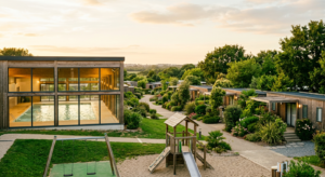 Vue chaleureuse d'un camping familial en Vendée avec piscine et espaces verts, sous une lumière de fin d'après-midi.