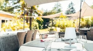 Hôtel restaurant famille Sisteron La Magnanerie jardin et terrasse avec enfants à Aubignosc