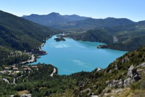 Famille au bord du lac avec eau turquoise et montagne