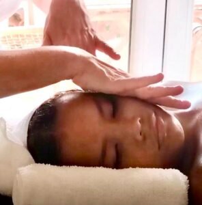 Lou Facialiste massage facial bien-être à Èze recommandé par Parent Cool pour les parents et familles