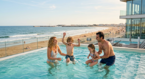 Enfants et parents profitant d'une baignade dans une piscine d'eau de mer lumineuse face à l'océan aux Sables-d'Olonne.