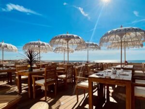 Plage restaurant famille Camargue La Playa transats et enfants en bord de mer