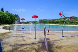 Plan d’eau des Ferréols famille Digne avec baignade et enfants au bord du lac