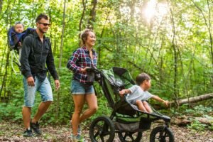 Balade poussette Manosque en forêt de Pélicier avec chemin large et enfants en promenade