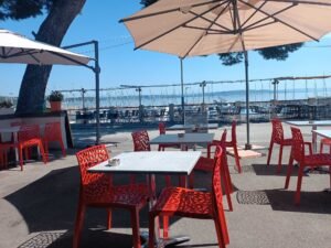 Restaurant famille Istres BōBō terrasse au bord de l’eau avec enfants et vue port