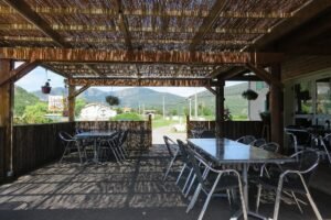 Restaurant famille Provence Le Cheval Blanc terrasse conviviale avec tables et ambiance village