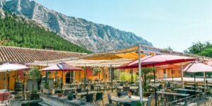 Restaurant famille Saint-Antonin-sur-Bayon Maison Sainte-Victoire terrasse avec enfants