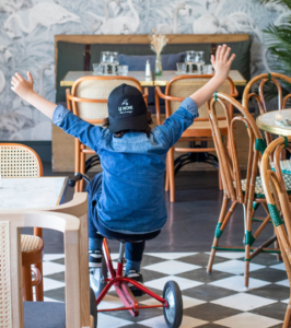 Restaurant famille Venelles Le Môme terrasse conviviale avec enfants et plats maison