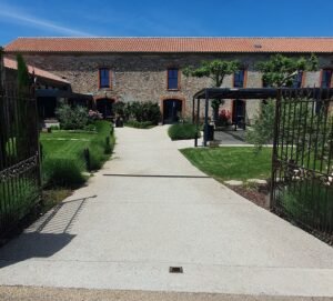 Restaurant Sisteron Le Segustero terrasse en pierre dans cadre nature avec tables dressées