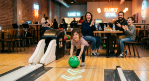 Une piste de bowling adaptée aux enfants dans une ambiance conviviale et chaleureuse pour une sortie en famille.