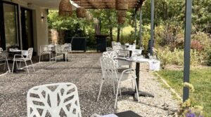 Restaurant famille Marseille Jardin de la Clue terrasse en nature avec tables et enfants