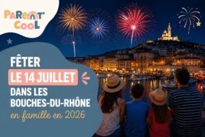 Parent Cool – Fêter le 14 juillet dans les Bouches-du-Rhône en famille en 2026 : une famille admire un feu d’artifice au-dessus d’un port méditerranéen lors des festivités de la Fête Nationale.