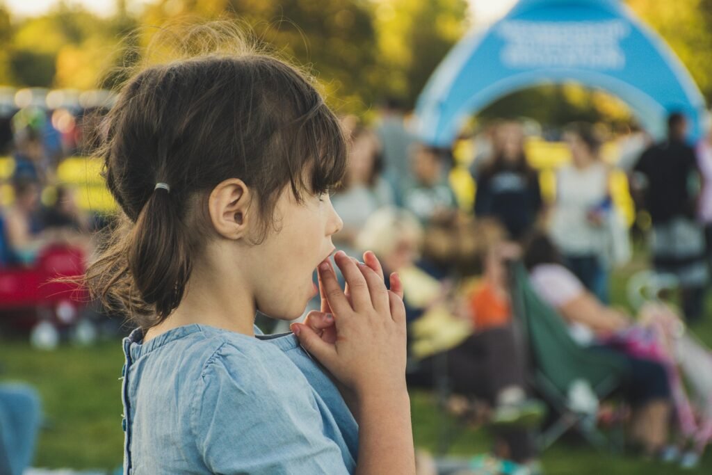 Famille qui profite de la Fête de la Musique en plein air avec des enfants
