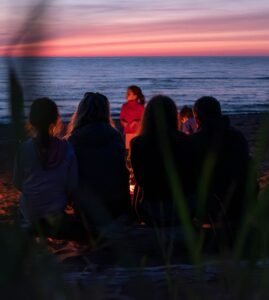 Familles et enfants observant un feu de joie lors d'une Fête de la Saint-Jean en France au début de l'été