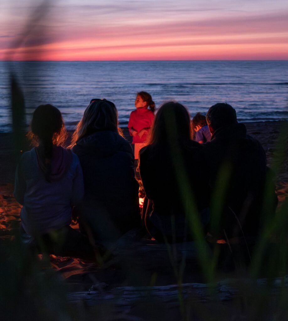 Familles et enfants observant un feu de joie lors d'une Fête de la Saint-Jean en France au début de l'été