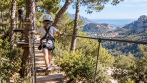 Enfant faisant de l’accrobranche dans les Alpes-Maritimes