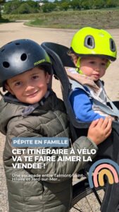 Famille à vélo sur la Vélodyssée en Vendée, sur une piste cyclable entre forêt et océan