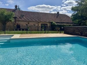 Grande maison de campagne chaleureuse dans le Perche avec piscine et jardin, idéale pour les familles.