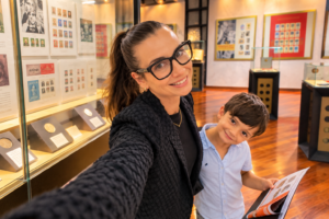 Enfant visitant le Musée des Timbres et des Monnaies de Monaco avec le parcours jeunesse