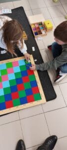 Enfant en activité dans une école Montessori – Parent Cool
